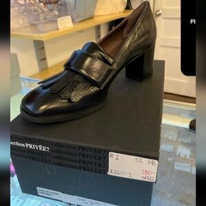 Chic Black Heeled Loafers with Fringe